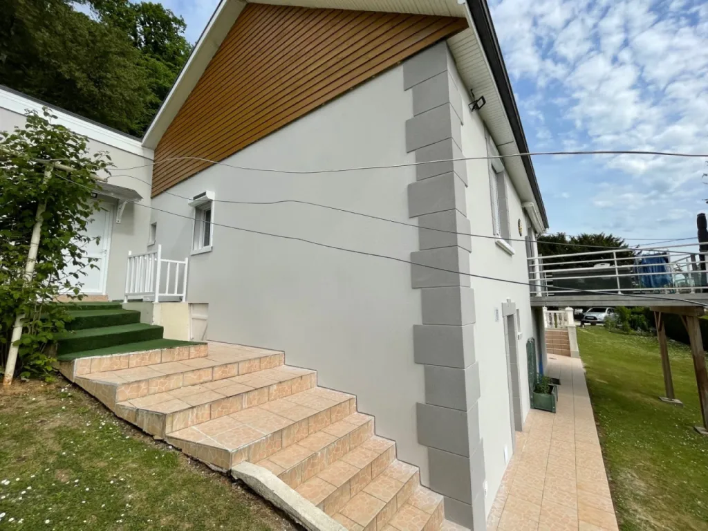 Réalisation d'un ravalement de façade avec enduit projeté à la chaux aérienne sur maison individuelle à gruchet le valasse proche Le Havre 