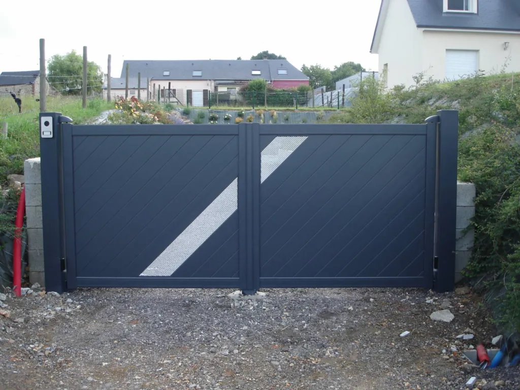 installation d'un portail alu contemporain dans le Seine Maritime 76