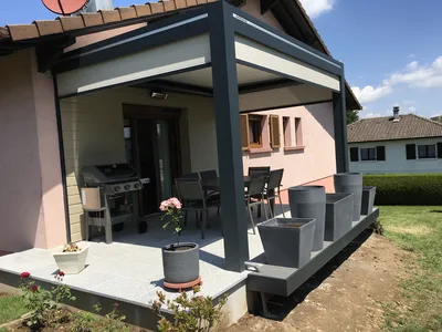 Expert en pergola bioclimatique à OFFEMONT 90 300 lames orientable store électrique  leds dans les lames panneau décoratif en aluminium blanc