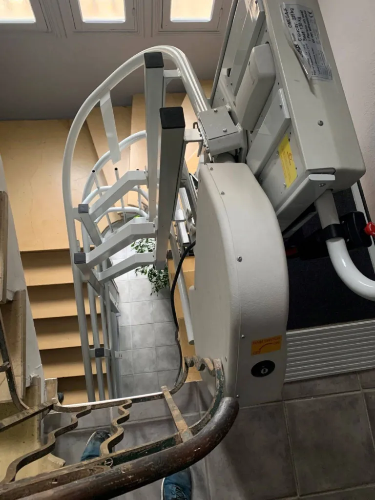 Oval'Access dépanne et entretient votre ascenseur de maison, plateforme oblique ou verticale et fauteuil monte-escalier sur Marseille, Avignon, Digne, Toulon, Cannes