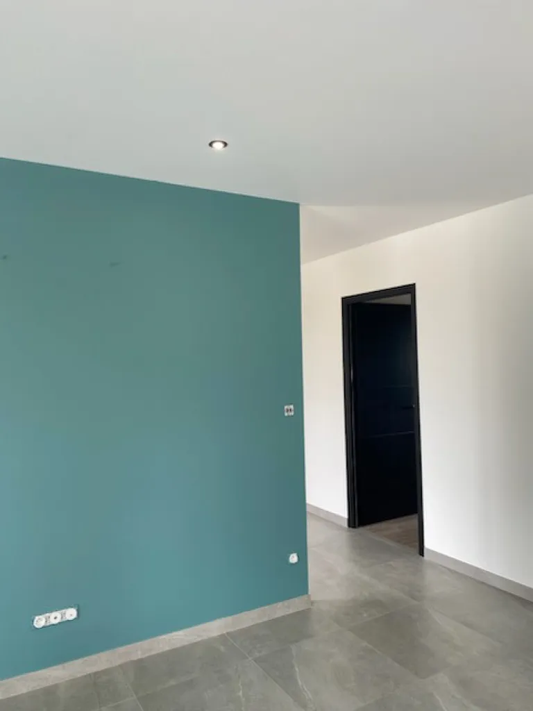 Reprise totale d'une maison neuve en enduit et peinture entre Yvetot et Le Havre après le passage d'un peintre qui n'a pas su répondre aux exigences du client.