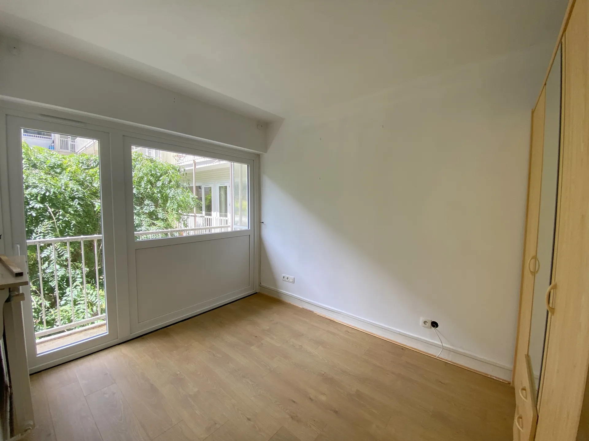Le Pecq face à la Seine - un appartement de 4 pièces 3 chambres traversant avec ascenseur, cave et parking