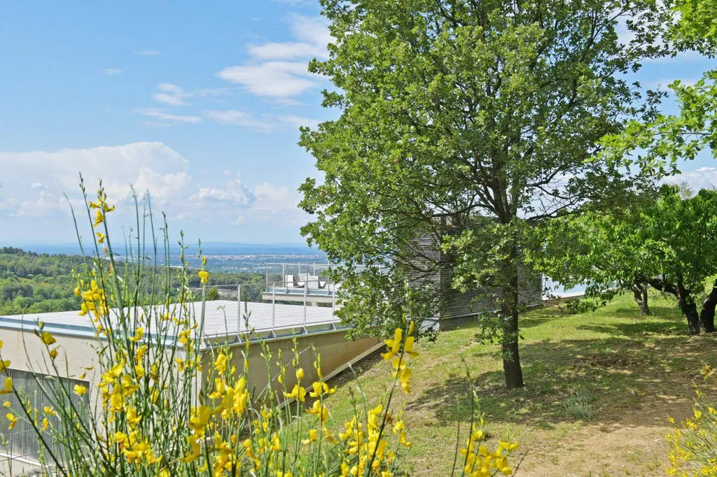 Propriété bioclimatique en position dominante proche village des Monts de Vaucluse   