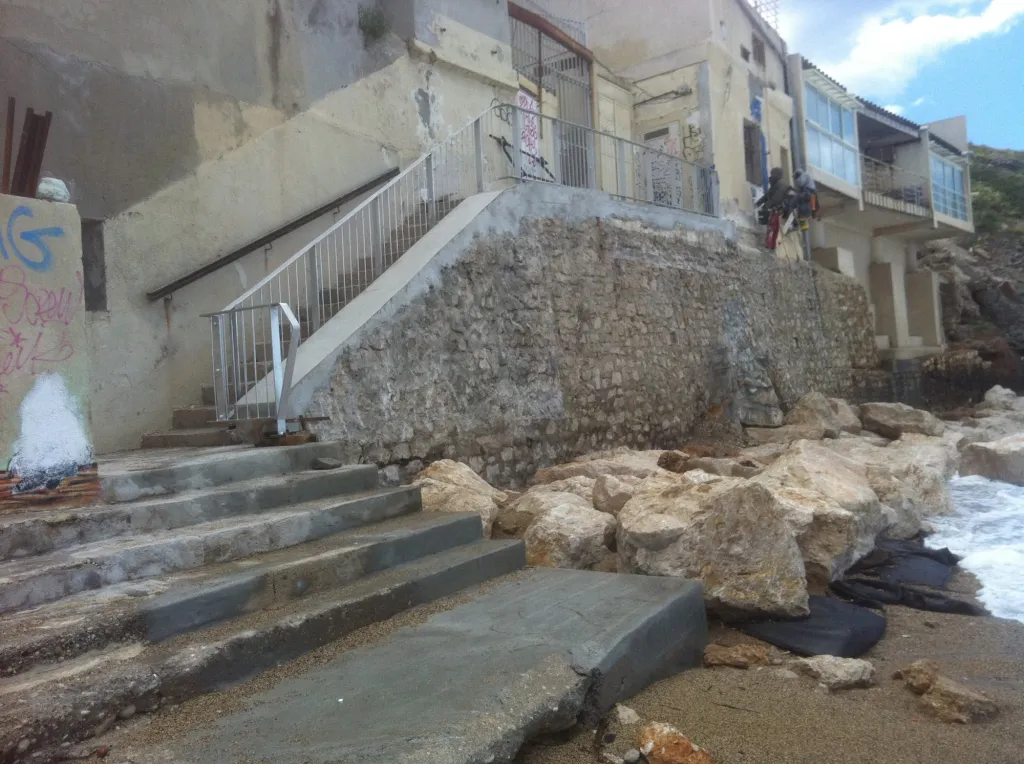 GARDE CORPS AVEC MAIN COURANTE ALUMINIUM REALISEE SUR MESURE A  MARSEILLE POUR SECURISER LE PASSAGE DES PIETONS