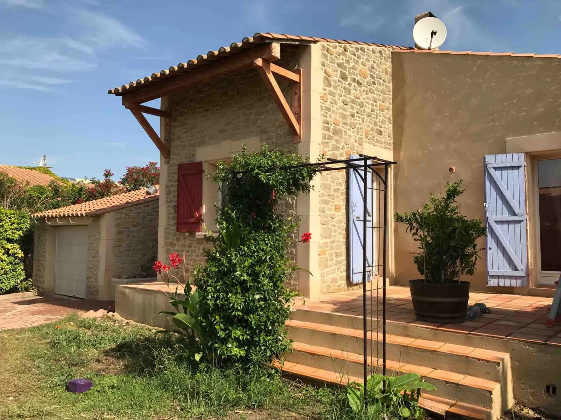 Rénovation d’une façade en pierre à Ouveillan dans l’Aude près de Narbonne