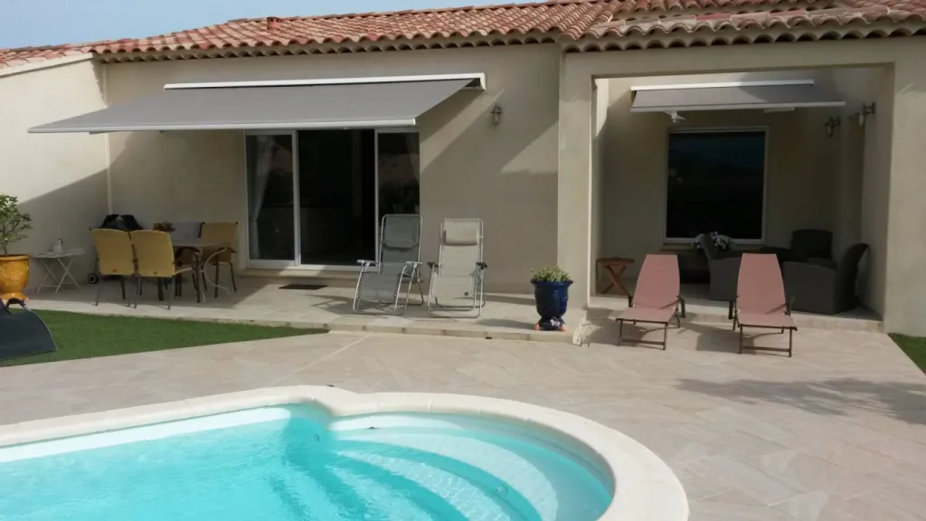 Store banne toile grise Buis les Barrronie