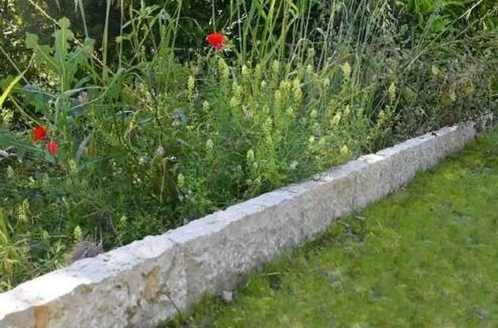 Aménagement jardin bordure pierre naturelle beige