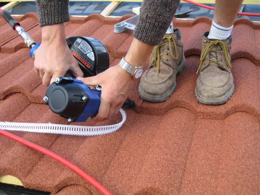 Clouage pneumatique des tuiles GERARD