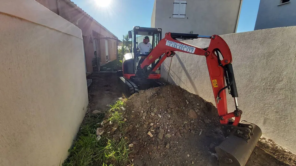 Réfection d'une cour en enrobé de bitume noir à Marignane dans les Bouches du Rhône