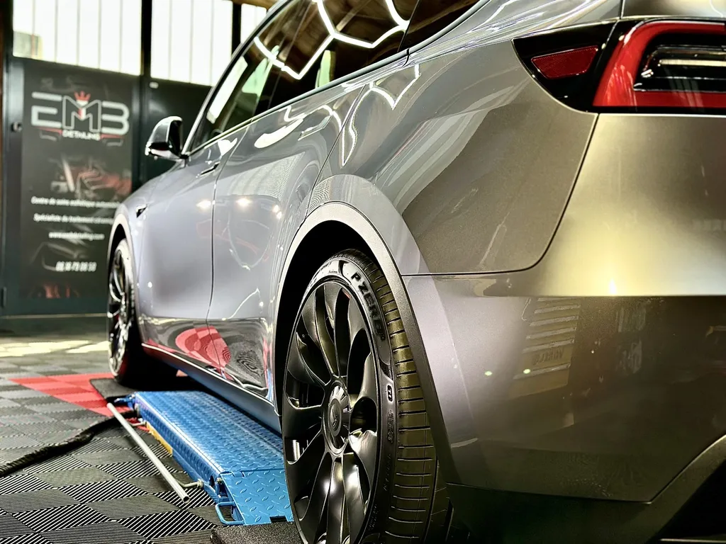 traitement céramique Lyon film de protection carrosserie PPF film plastique carrosserie Tesla model Y Lyon 