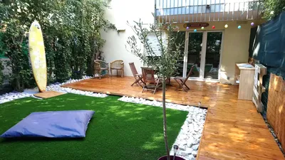 Transformation extérieur avec une terrasse en bois douglas sur-mesure pour jardin à Montpellier