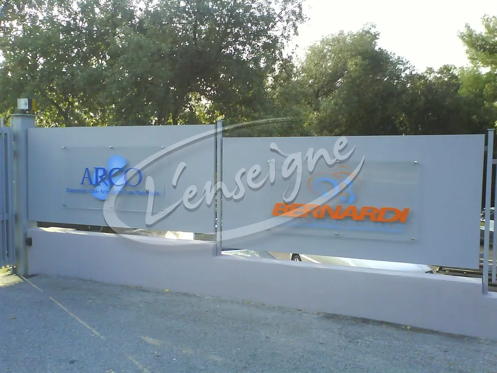 panneaux transparant avec lettres reliefs à grasse