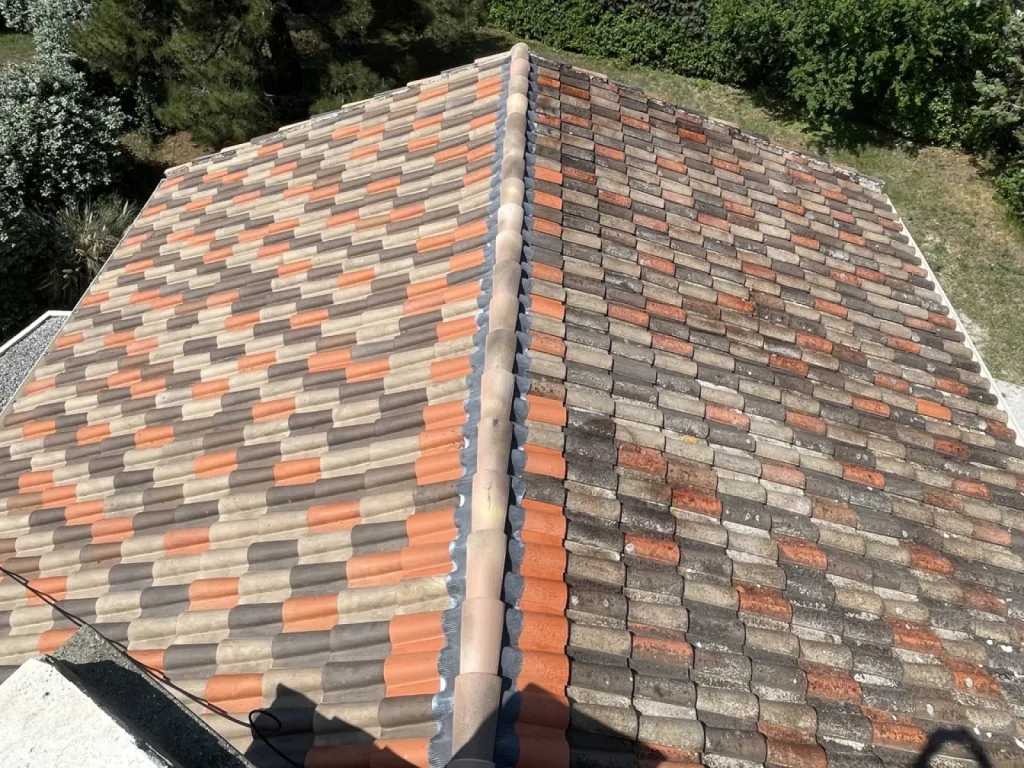 Nettoyage de toiture en tuile mécanique Romane d'une maison individuelle sur Martigues