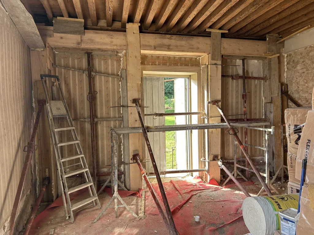 Phase de sécurisation : mise en place du coffrage intérieur pour couler les poteaux de renforcement en béton armé avant percussion du mur