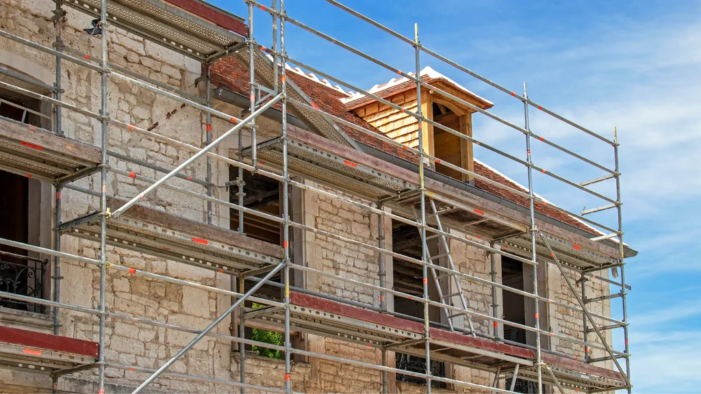 Ravalement de pierre à Bordeaux : méthodes douces de nettoyage de façade et erreurs à éviter pour rénover votre bien