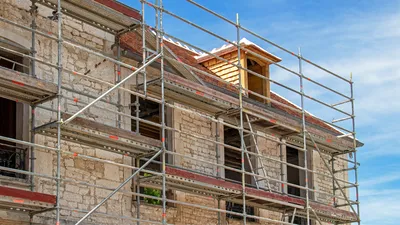 Ravalement de pierre à Bordeaux : méthodes douces de nettoyage de façade et erreurs à éviter pour rénover votre bien