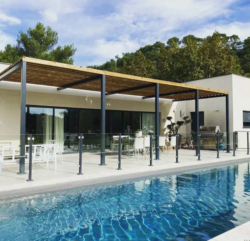 Pergola sur mesure avec claustra en bois sur Saint Marc Jaumegarde