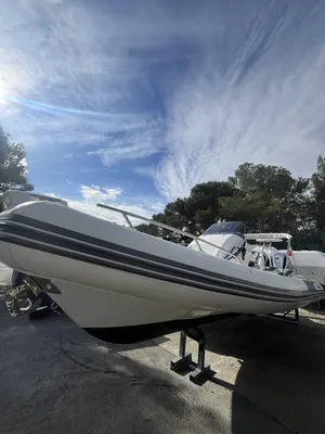 Vente d'un semi-rigide Grand Boats Golden Line G850 d'occasion équipé de deux moteurs Honda 200 Cv disponible à La Londe les Maures près de Hyères