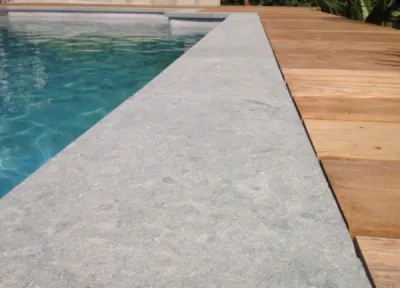 Margelle en CENIA AZUL flammé. 36 rue de Bourgogne 75007 Paris