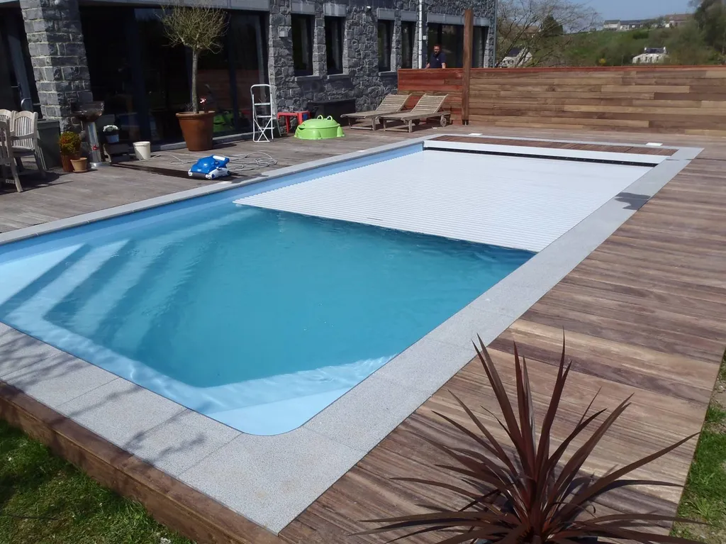 Piscine coque avec volet vue biais