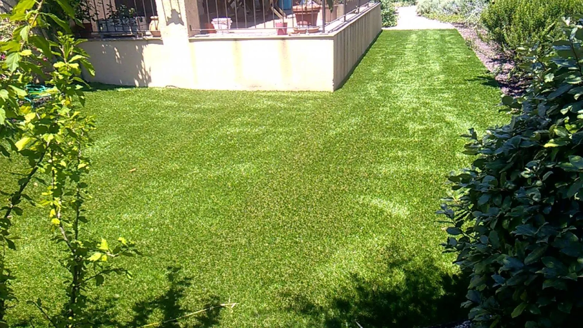 Pose de gazon artificiel dans un jardin Pose de gazon artificiel dans un jardin