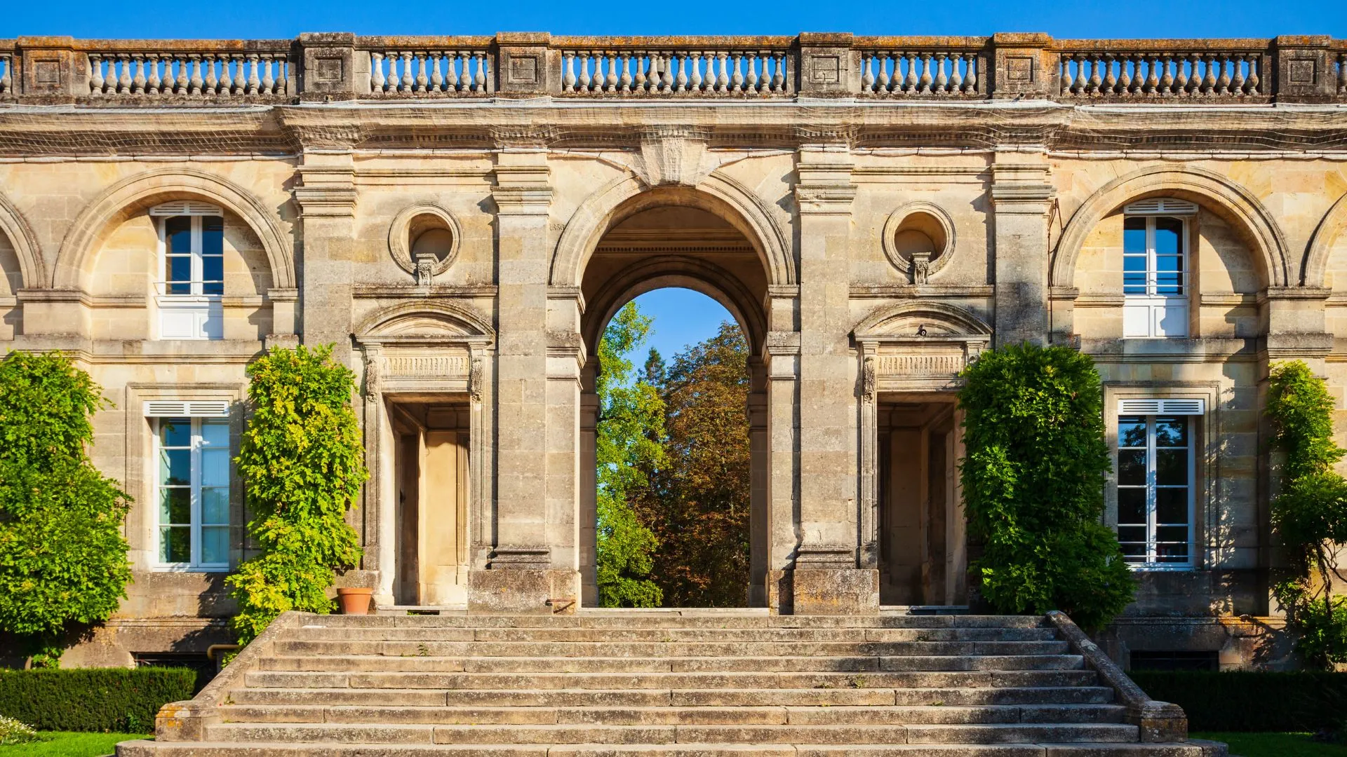 Trouver une échoppe bordelaise rénovée près du Jardin Public à Bordeaux : votre chasseur immobilier accède aux biens off-market