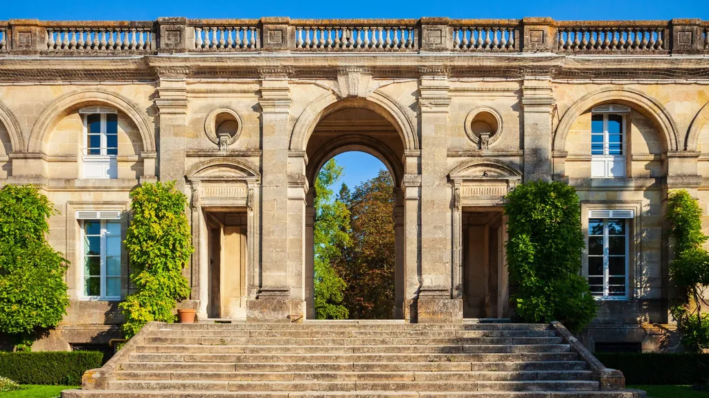 Trouver une échoppe bordelaise rénovée près du Jardin Public à Bordeaux : votre chasseur immobilier accède aux biens off-market