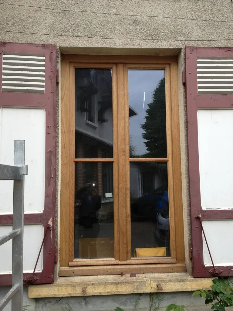 Pose en dépose totale de fenêtre bois exotique en forme à Villefranche-sur-Saône