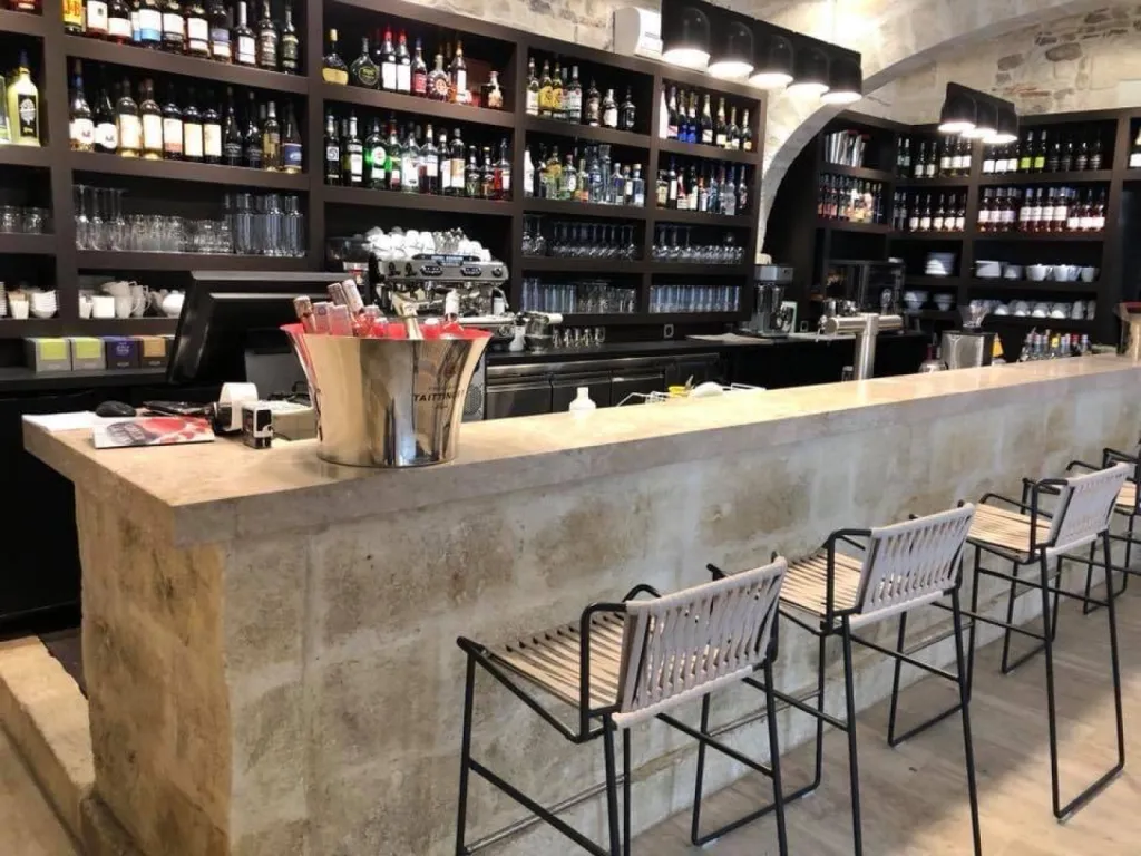 Plan de Parement en Travertin ou en pierre de Dordogne pour intérieur et extérieur, livraison partout en France en pierre de Bourgogne et bar en pierre tendre de Castries