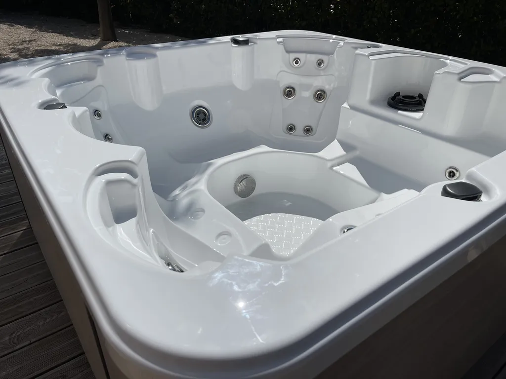 Installation spa Kinedo Canne Cosy à Roquevaire avec couverture et lève-couverture par LM Aqua Bien Être