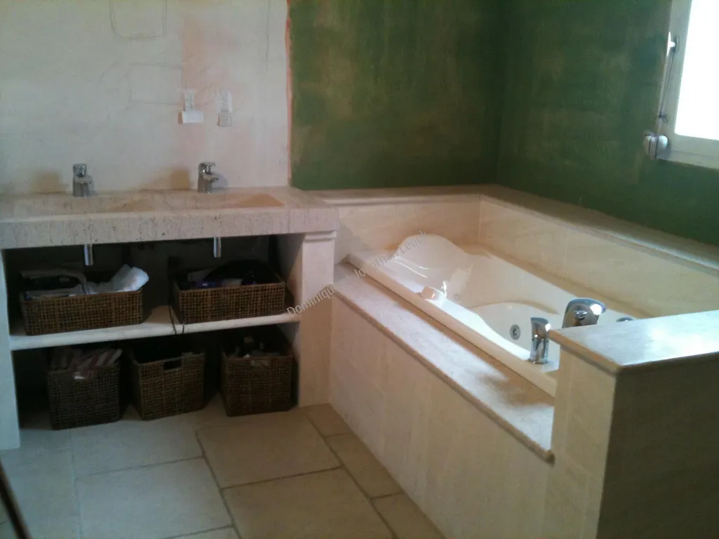 Salle de bains en pierre type Moca Crème