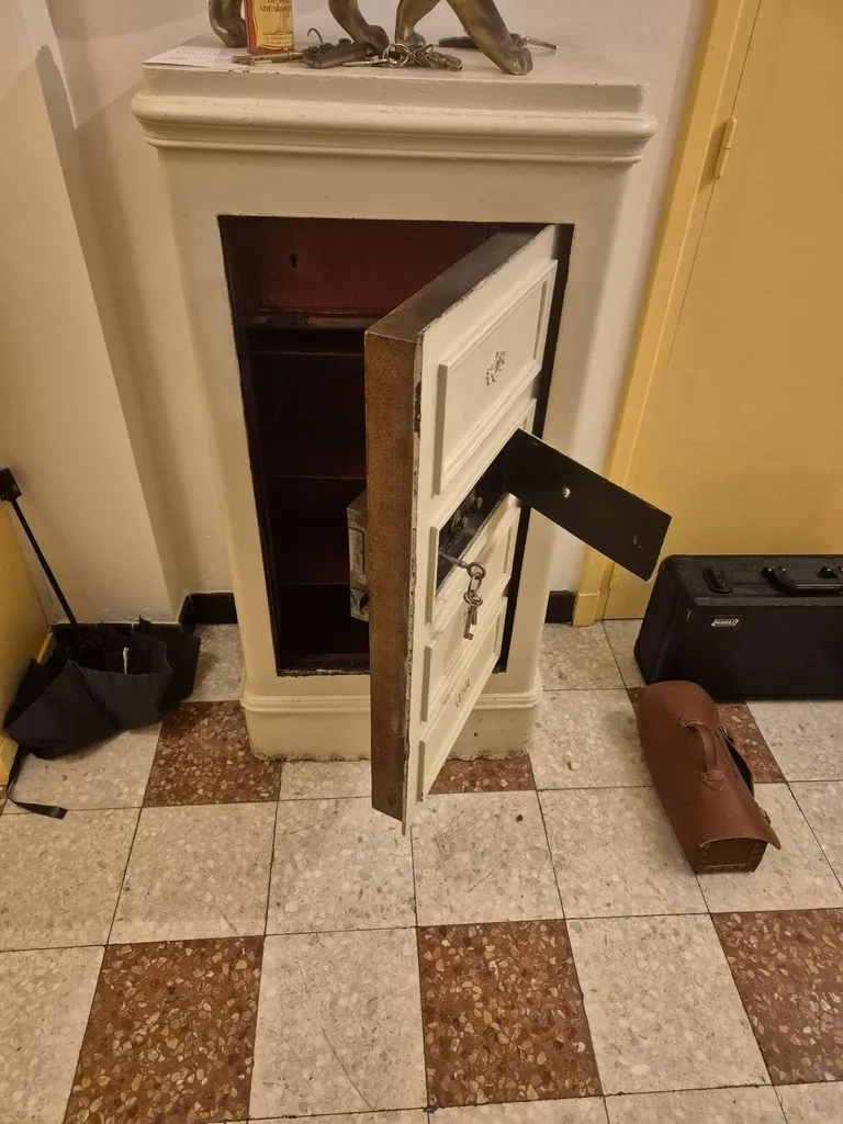 coffre-fort type chiffonier dévérouillé à Bruxelle par serrurier
