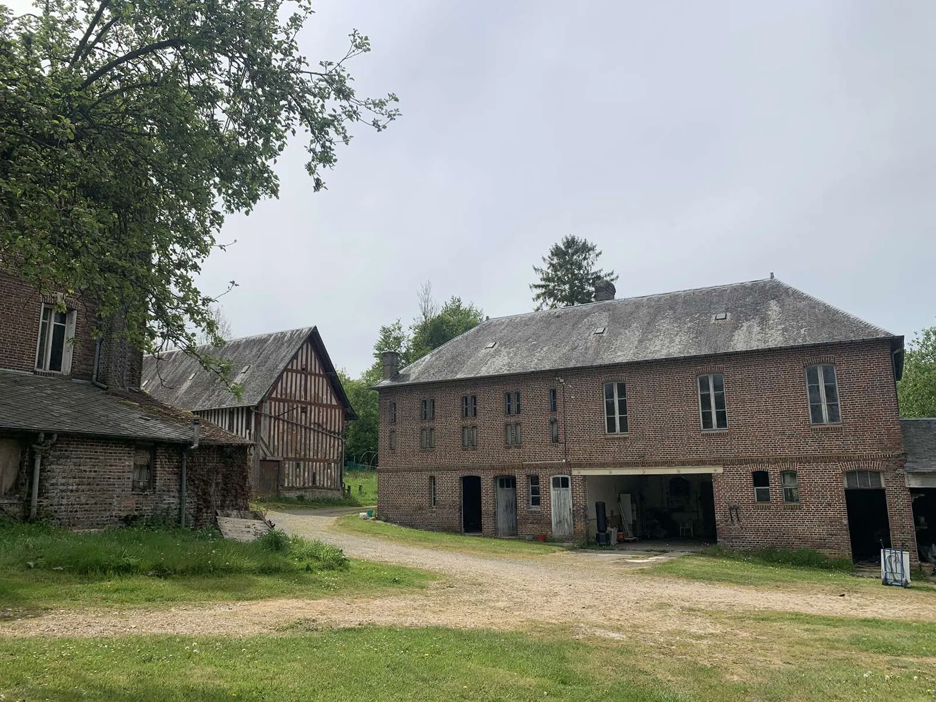 ACQUISITION - En NORMANDIE, région Pays d'Auge du CALVADOS, et secteur LIVAROT, domaine agricole et forestier de 120 ha