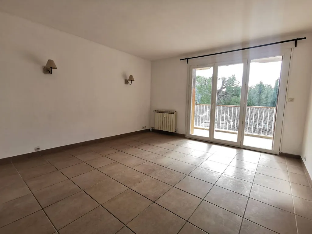 Appartement à vendre 3 Cassis avec terrasse et cour dans résidence sécurisée avec parking et accès centre à pied