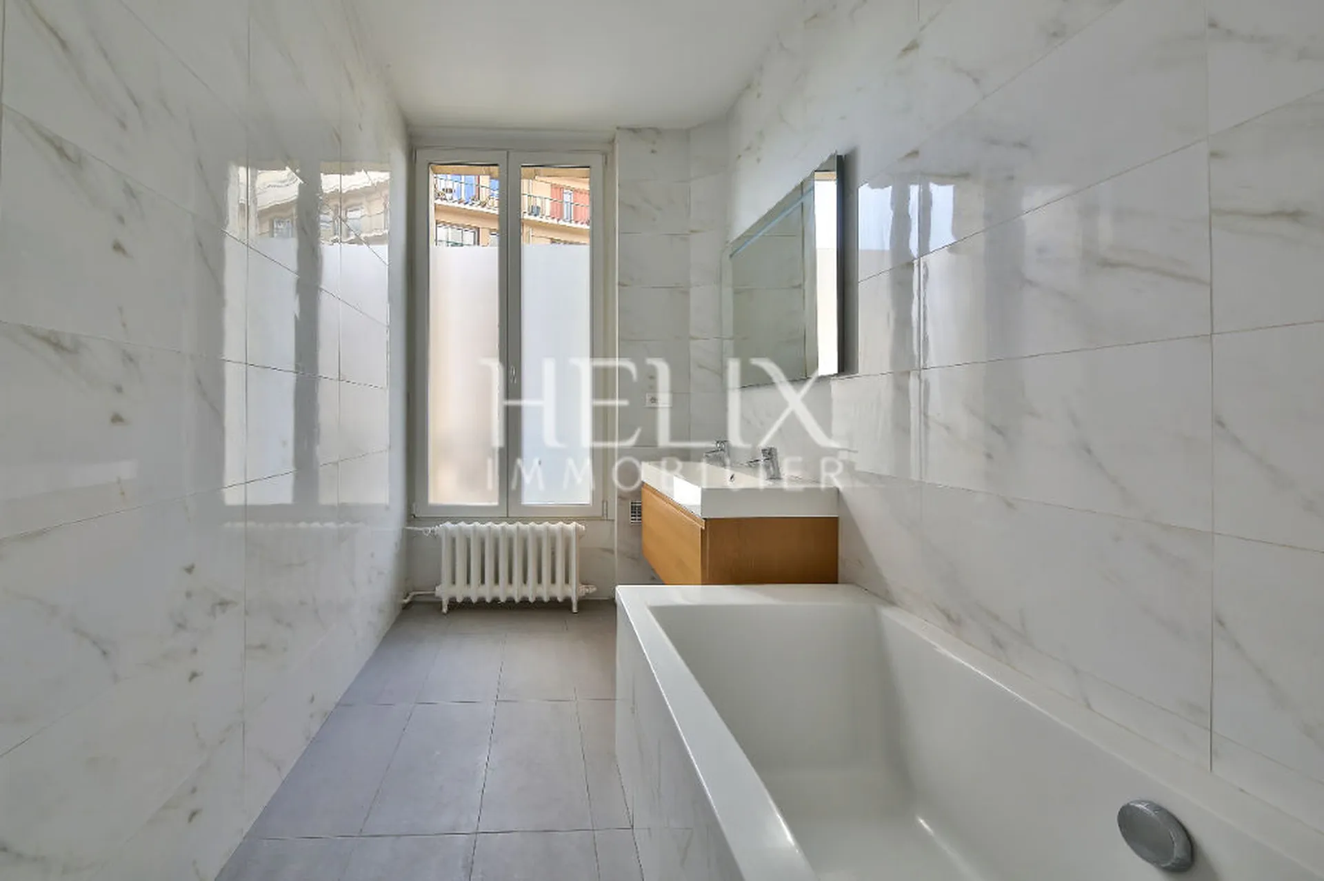 Saint Germain en Laye dans un immeuble en Pierre de taille de style Haussmannien à deux pas de la place du marché, des écoles, des commerces et du RER A.