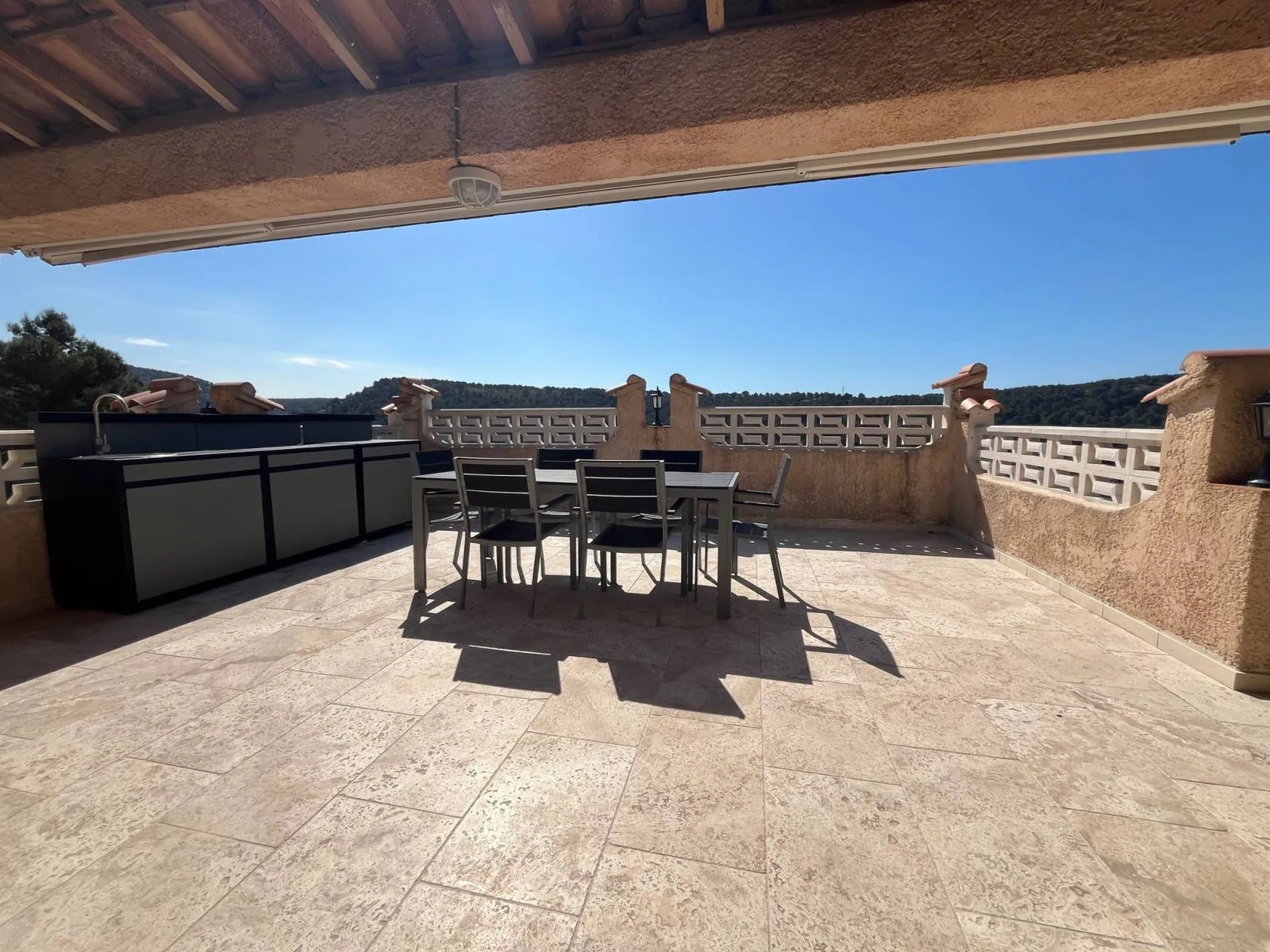 Villa à vendre Carnoux en Provence avec piscine et vue panoramique dégagée collines 