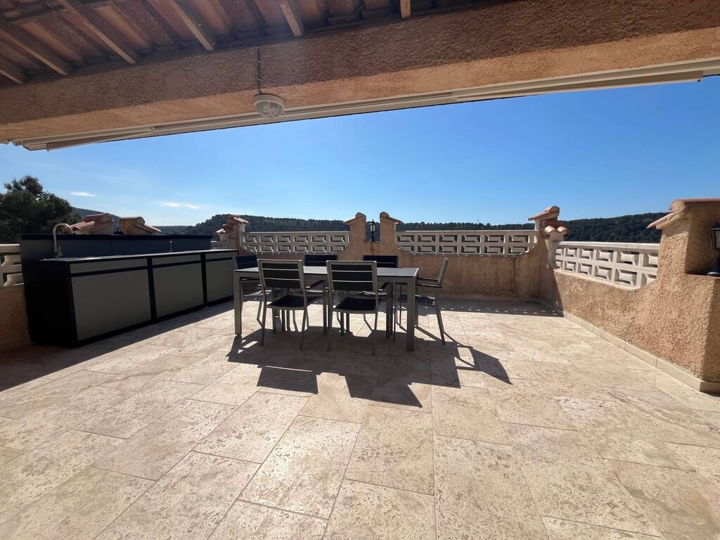 Villa à vendre Carnoux en Provence avec piscine et vue panoramique dégagée collines 