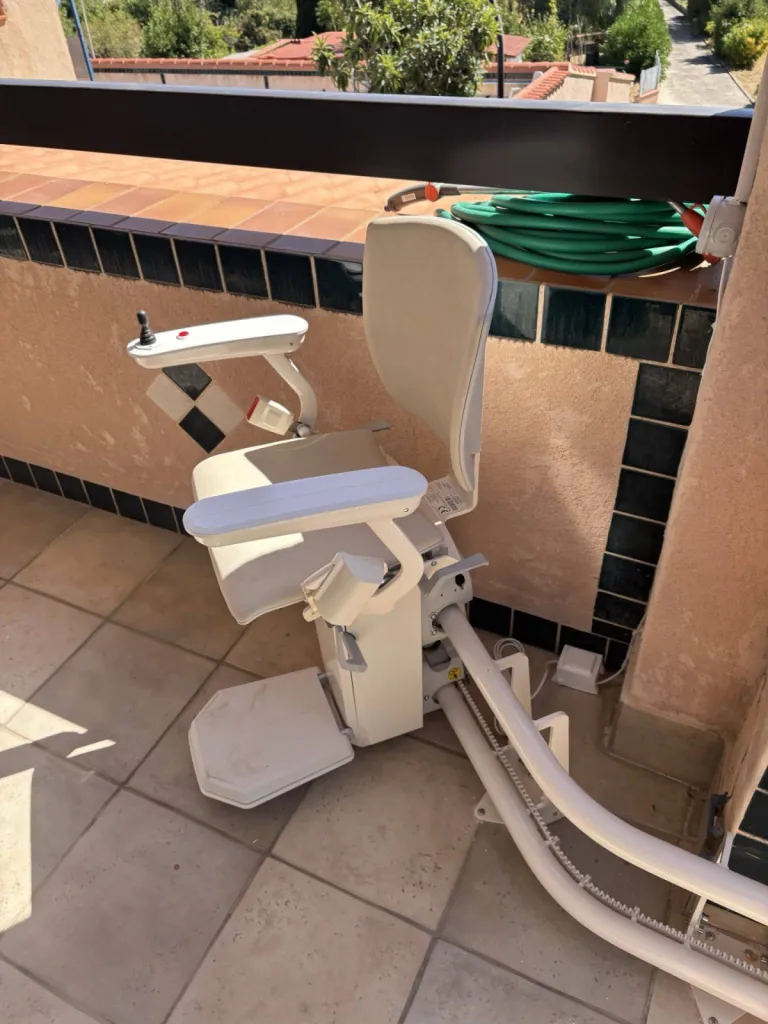 Rail au plus près du mur avec la prise de mesures d'Oval'Access pour ce fauteuil monte escalier OTOLIFT TWO avec une arrivée en toute sécurité sur le palier près de Toulon Rail au plus près du mur avec la prise de mesures d'Oval'Access pour ce fauteuil monte escalier OTOLIFT TWO avec une arrivée en toute sécurité sur le palier près de Toulon