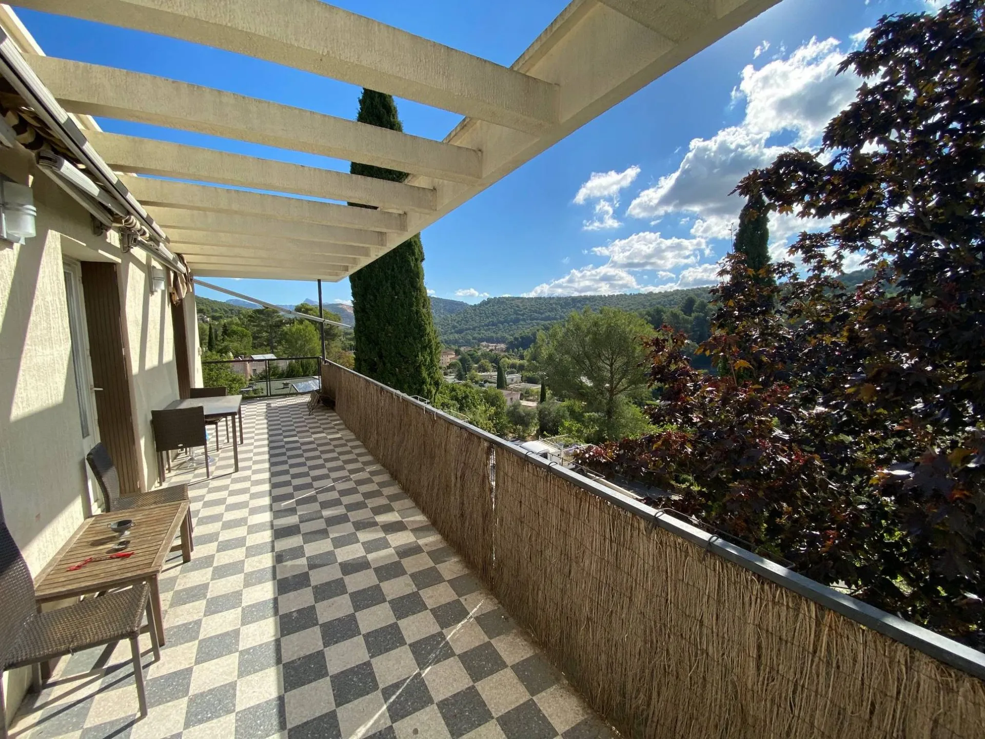 A vendre sur Carnoux Haut de villa