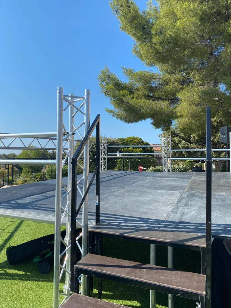 Installation d'une scène domaine de Frégate à Bandol Var 83