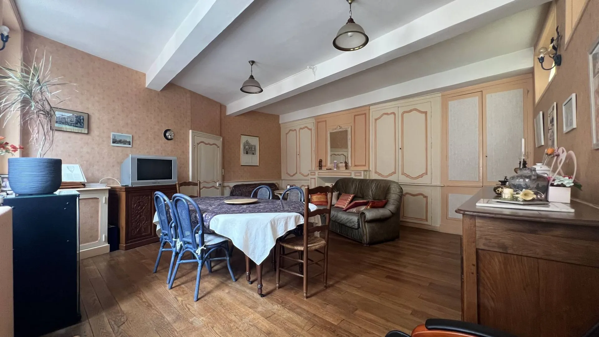 Belle demeure bourgeoise 280m² avec 5 chambres, 11 pièces, chapelle 50m², jardin arboré 597m² et grand garage, exposition sud-ouest, en plein centre de Eu 76260.