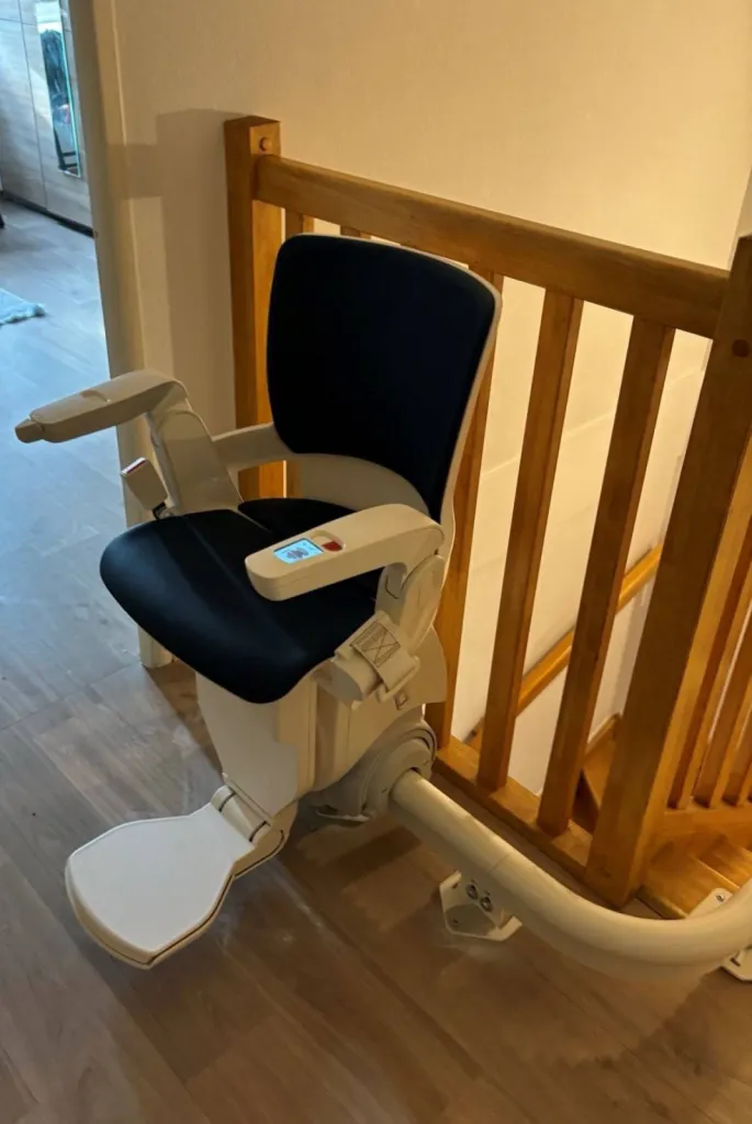 Arrivée via un parking à 90° pour ce fauteuil monte escalier OTOLIFT Modul'Air Smart dans cet escalier 2/4 tournant en Avignon