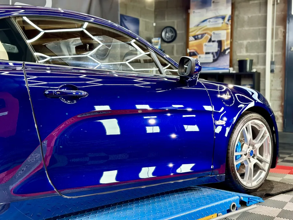 Traitement céramique chez EMB DETAILING protection carosserie spécialiste Alpine A110 sur Lyon