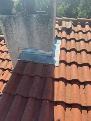 Façonnage et la pose d’ entourage de cheminée en zinc avec la bande porte solin en zinc à Lavaur