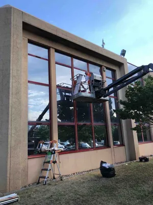 pose de film miroir sur une entreprise a toulon 