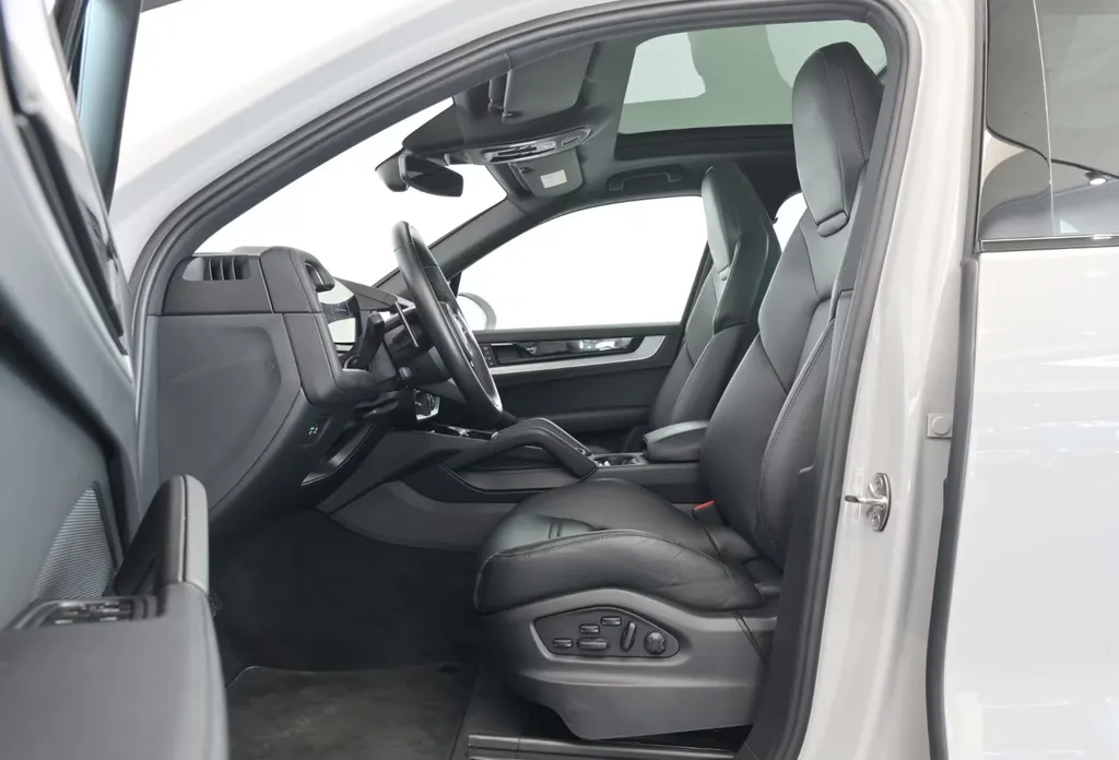 A vendre sur bordeaux Porsche Cayenne E-Hybrid 470 ch 2024 Facelift– Full Options – Garantie Porsche Approved