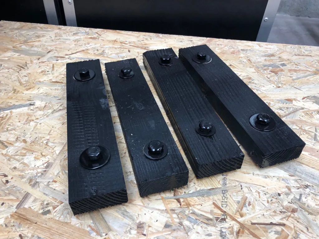 SUPPORT A FIXER SUR PODIUM POUR POSE RAMPE