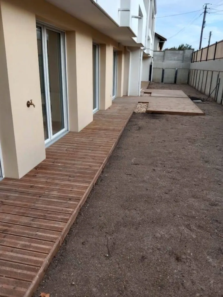 Terrasse en bois pour des appartements d'une résidence collective à Talence proche Bordeaux