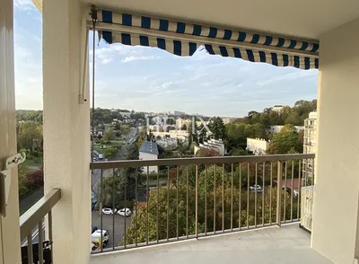 Le Pecq – Charles de Gaulle : 5 pièces traversant au dernier étage, loggia plein sud, vue dégagée