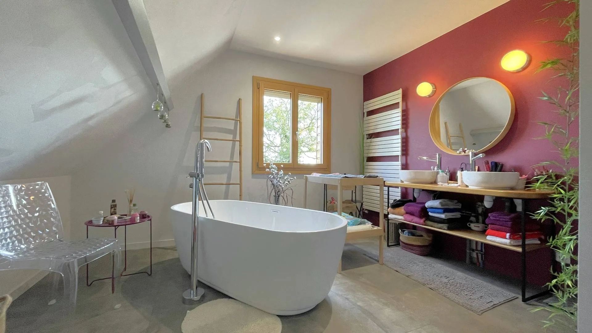 Grande maison à Bosc-le-Hard avec espace dressing et cave en Seine-Maritime : Ce bien familial dispose d’un rez-de-chaussée avec un dressing, un bureau, une cuisine équipée, ainsi qu’un sous-sol idéal pour le rangement.